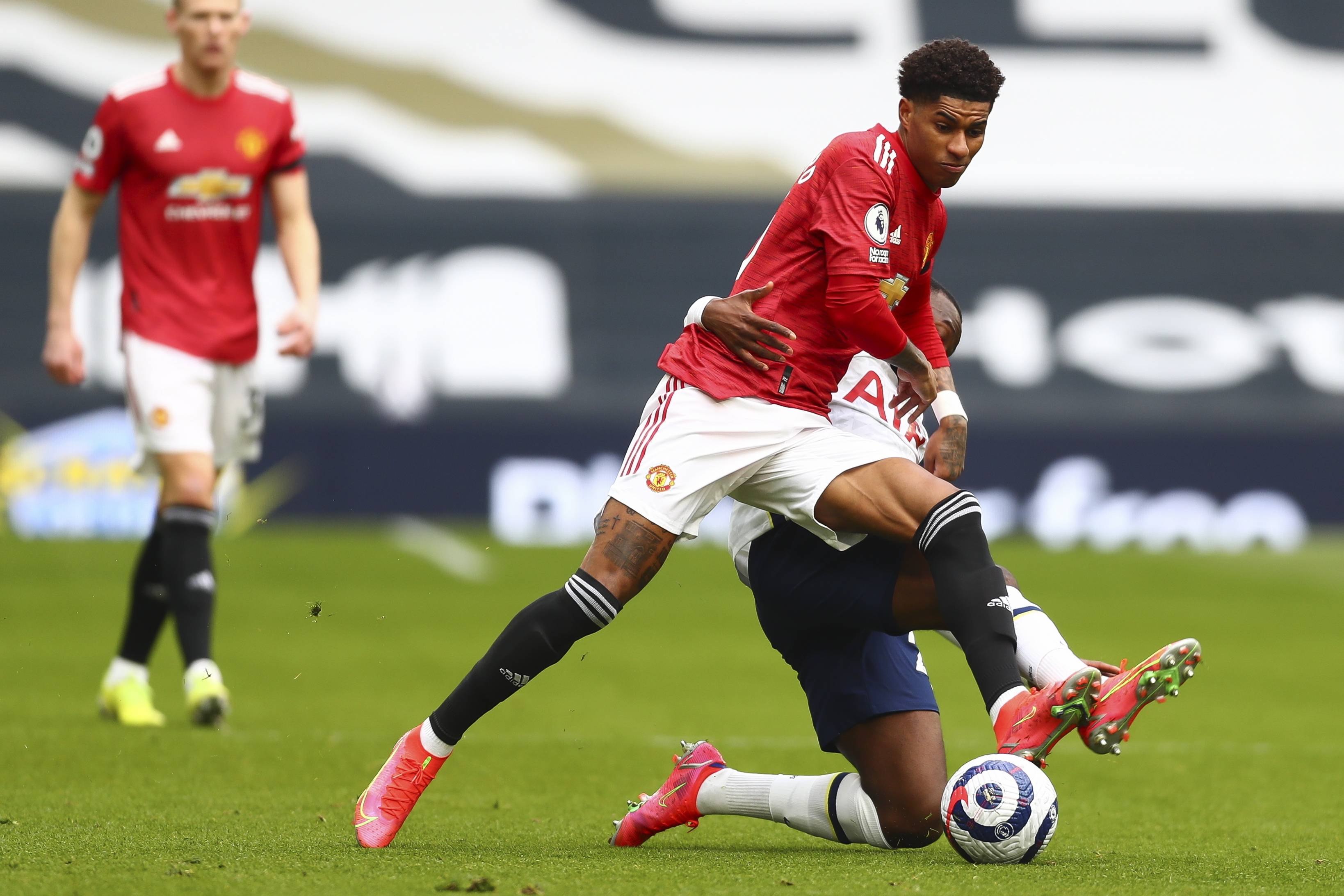 靠近球门的 靠近球门的